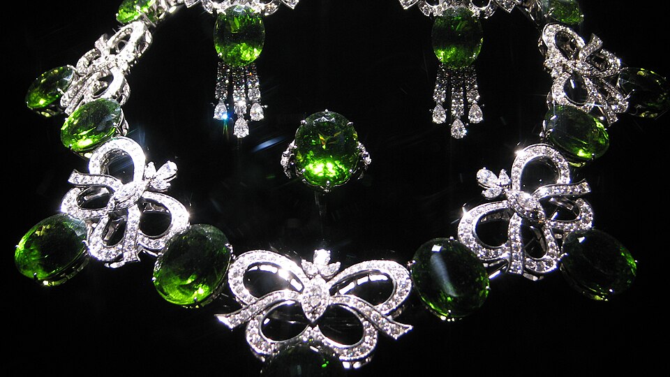 Elegant Floral Pendant Set 16